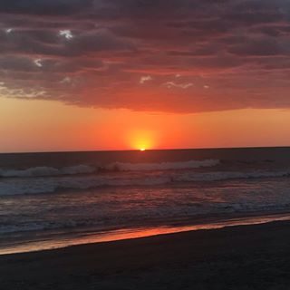 And boom 💥 the sky is alight 🌅. I know I’ve said it before but I’ll say it again. The number 1 thing I miss about Nica life is pausing at the end of the day to go to the beach and watch the sunset!